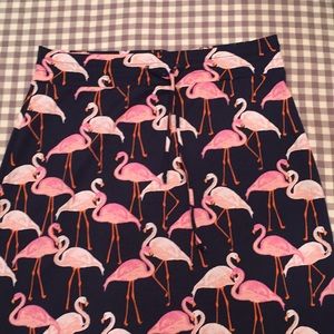 Agnes and Dora live in skirt.